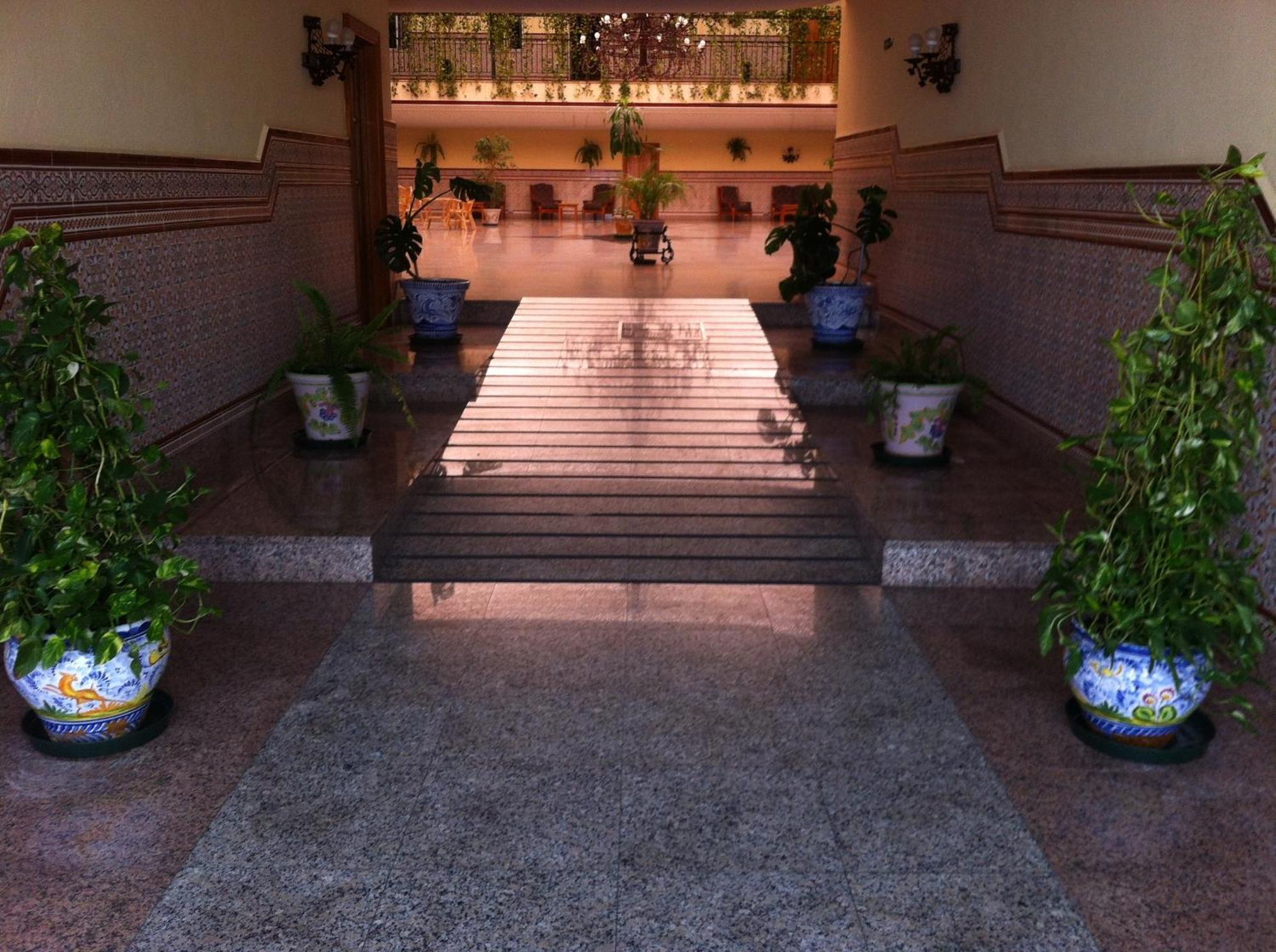 Hotel Sandra Alcala de Guadaira Exterior photo