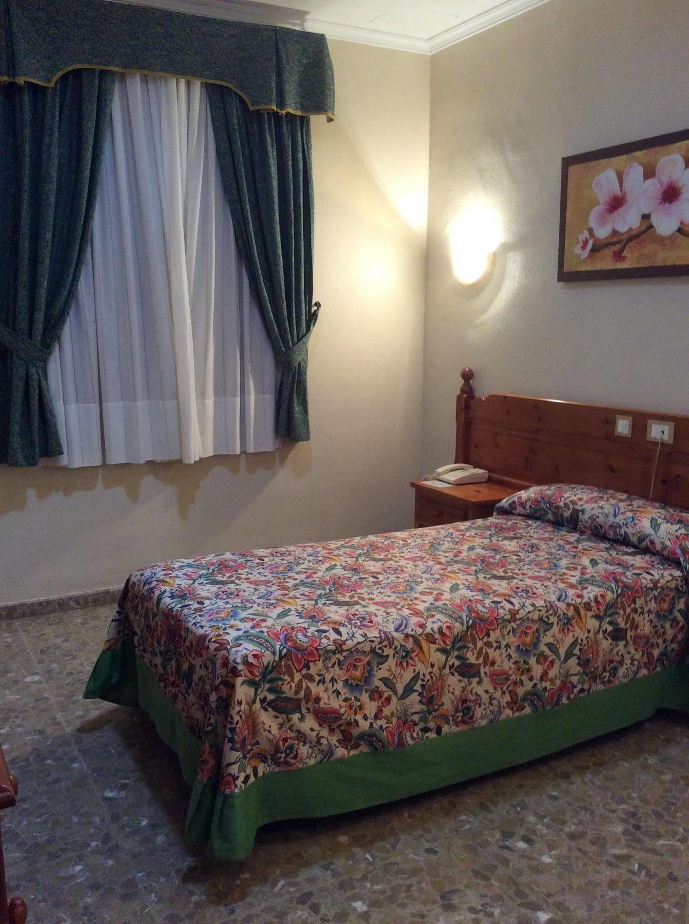 Hotel Sandra Alcala de Guadaira Exterior photo